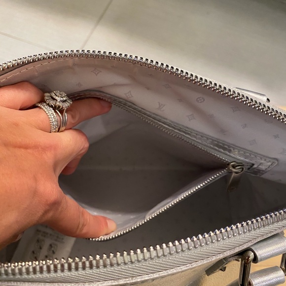 SOLD 💎 AUTHENTIC 💎 LOUIS VUITTON Lockit Suhali Argent - Picture 9 of 11